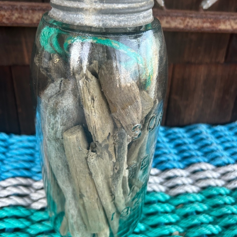 Vintage glass jar with zinc top filled with driftwood and sea rope from Montauk - Picture 5 of 10
